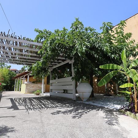 Madlen Apartments Nea Skioni Buitenkant foto